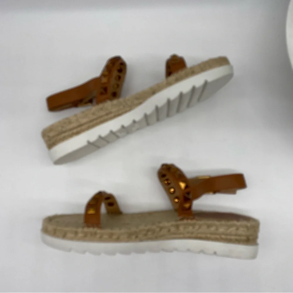 WILD PAIR Yelenah Studded Espadrille Sandals in faux leather cognac size 6.5M